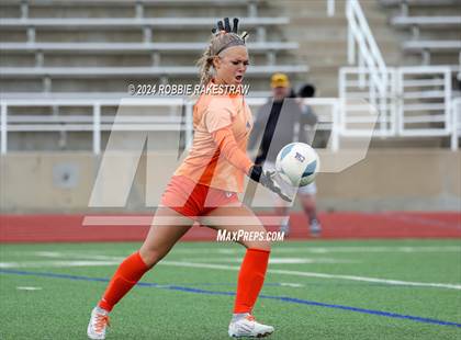 Thumbnail 3 in Wakeland vs. Reedy (UIL 5A Regional Final Playoff) photogallery.