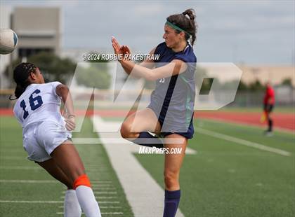 Thumbnail 1 in Wakeland vs. Reedy (UIL 5A Regional Final Playoff) photogallery.