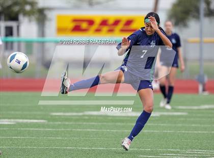 Thumbnail 3 in Wakeland vs. Reedy (UIL 5A Regional Final Playoff) photogallery.