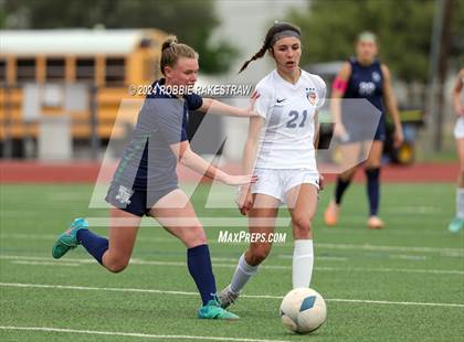Thumbnail 3 in Wakeland vs. Reedy (UIL 5A Regional Final Playoff) photogallery.