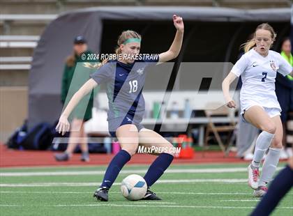 Thumbnail 2 in Wakeland vs. Reedy (UIL 5A Regional Final Playoff) photogallery.