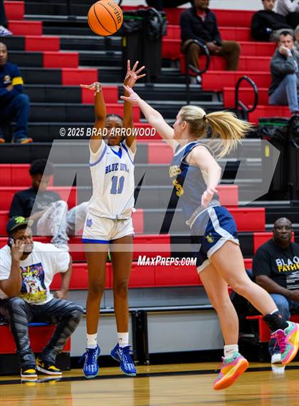 Thumbnail 2 in South Iredell vs Mooresville (North Iredell Holiday Classic) photogallery.