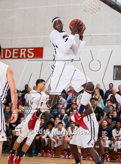Thumbnail 2 in Long Beach Poly vs. Modesto Christian photogallery.