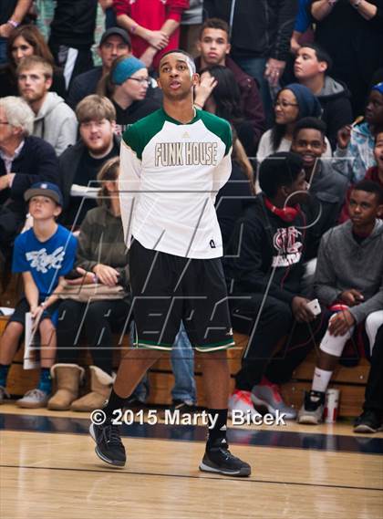 Thumbnail 2 in Long Beach Poly vs. Modesto Christian photogallery.