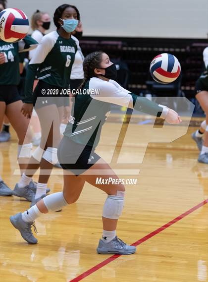 Thumbnail 3 in San Marcos vs Reagan [Ronald] (6A Region 4 Area Playoff) photogallery.