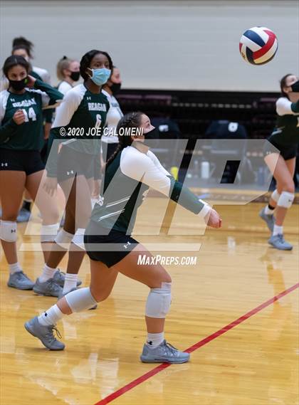 Thumbnail 2 in San Marcos vs Reagan [Ronald] (6A Region 4 Area Playoff) photogallery.