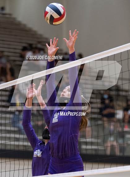 Thumbnail 2 in San Marcos vs Reagan [Ronald] (6A Region 4 Area Playoff) photogallery.