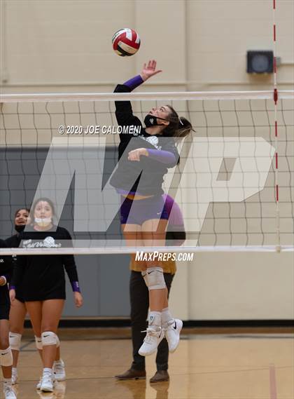 Thumbnail 2 in San Marcos vs Reagan [Ronald] (6A Region 4 Area Playoff) photogallery.