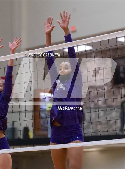 Thumbnail 3 in San Marcos vs Reagan [Ronald] (6A Region 4 Area Playoff) photogallery.
