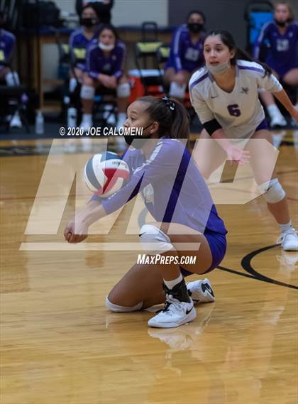 Thumbnail 2 in San Marcos vs Reagan [Ronald] (6A Region 4 Area Playoff) photogallery.