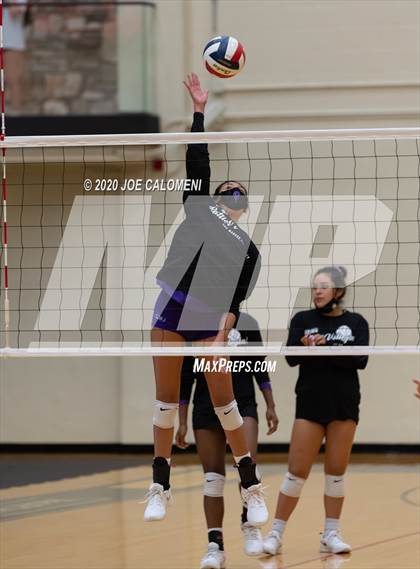 Thumbnail 3 in San Marcos vs Reagan [Ronald] (6A Region 4 Area Playoff) photogallery.