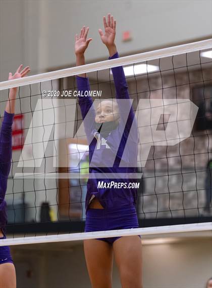 Thumbnail 2 in San Marcos vs Reagan [Ronald] (6A Region 4 Area Playoff) photogallery.