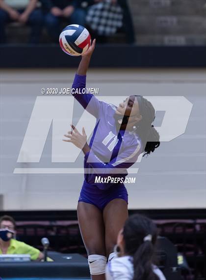 Thumbnail 3 in San Marcos vs Reagan [Ronald] (6A Region 4 Area Playoff) photogallery.