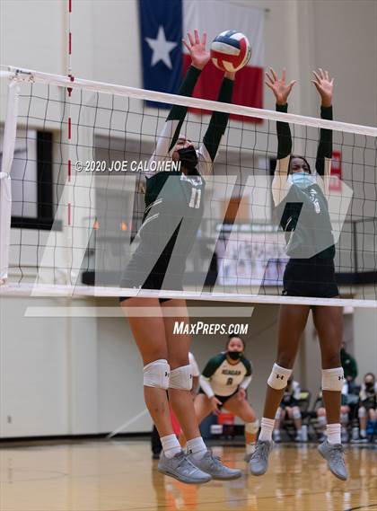Thumbnail 2 in San Marcos vs Reagan [Ronald] (6A Region 4 Area Playoff) photogallery.