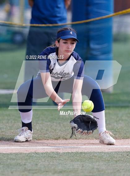 Thumbnail 3 in Alverno Heights Academy vs Flintridge Prep photogallery.