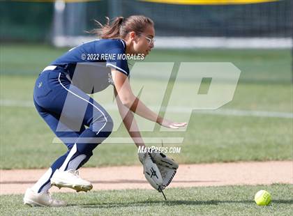 Thumbnail 3 in Alverno Heights Academy vs Flintridge Prep photogallery.