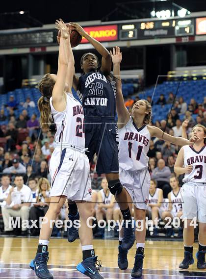 Thumbnail 2 in Justin-Siena vs. Sierra Canyon (CIF State D4 Final) photogallery.