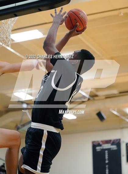 Thumbnail 1 in Dickinson vs. Strake Jesuit (Conroe Christmas Classic) photogallery.