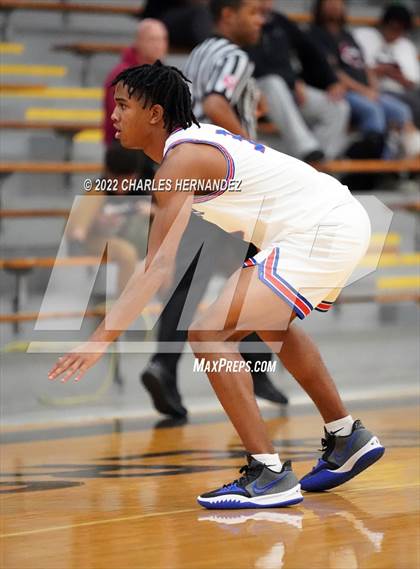 Thumbnail 1 in Dickinson vs. Strake Jesuit (Conroe Christmas Classic) photogallery.