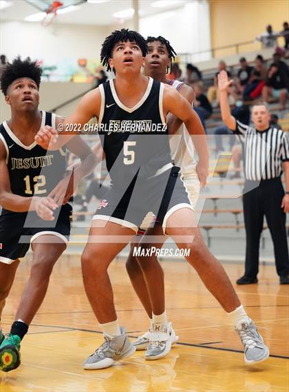 Thumbnail 2 in Dickinson vs. Strake Jesuit (Conroe Christmas Classic) photogallery.