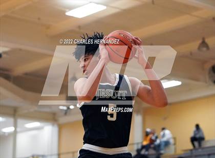 Thumbnail 3 in Dickinson vs. Strake Jesuit (Conroe Christmas Classic) photogallery.