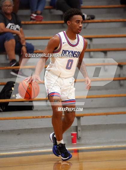Thumbnail 2 in Dickinson vs. Strake Jesuit (Conroe Christmas Classic) photogallery.