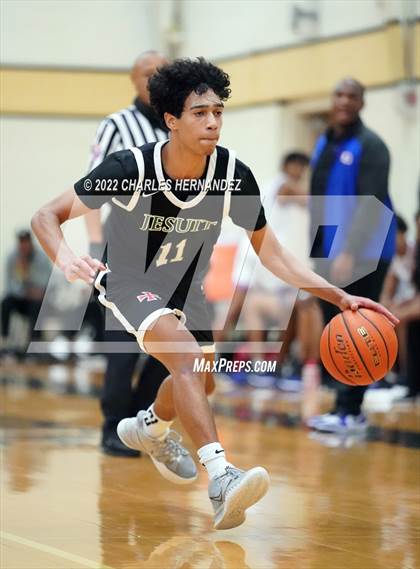 Thumbnail 2 in Dickinson vs. Strake Jesuit (Conroe Christmas Classic) photogallery.