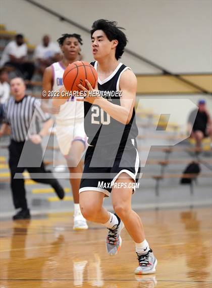 Thumbnail 1 in Dickinson vs. Strake Jesuit (Conroe Christmas Classic) photogallery.
