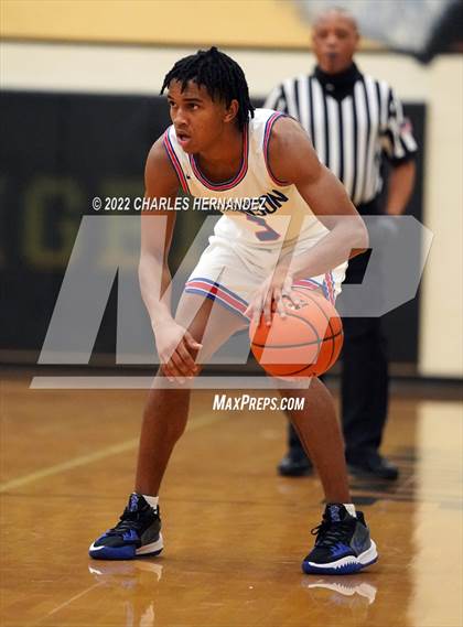 Thumbnail 2 in Dickinson vs. Strake Jesuit (Conroe Christmas Classic) photogallery.