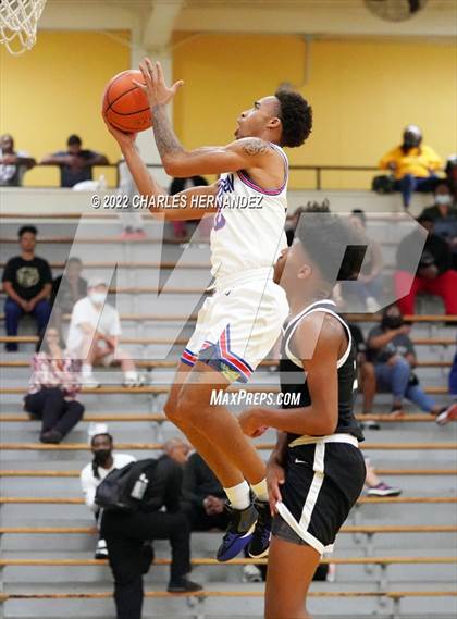 Thumbnail 3 in Dickinson vs. Strake Jesuit (Conroe Christmas Classic) photogallery.