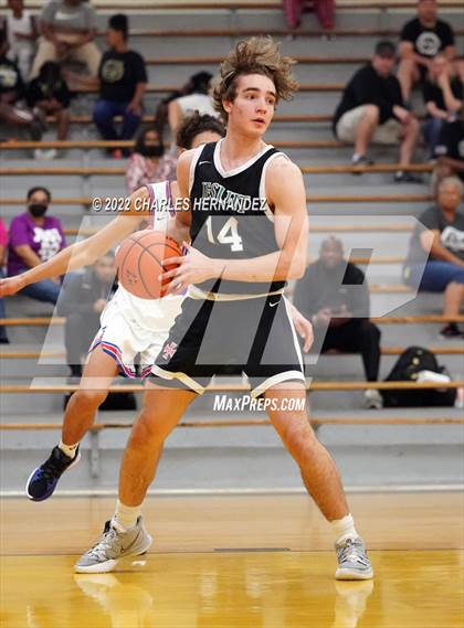 Thumbnail 3 in Dickinson vs. Strake Jesuit (Conroe Christmas Classic) photogallery.