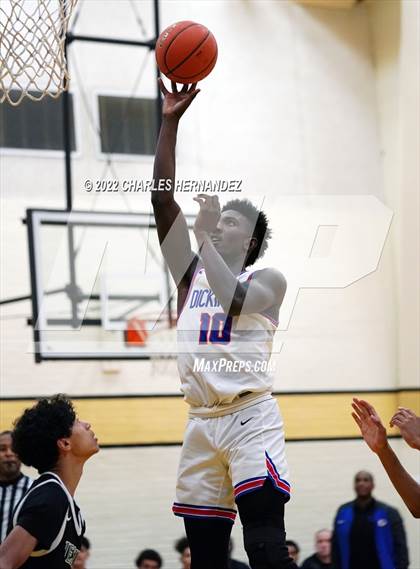 Thumbnail 3 in Dickinson vs. Strake Jesuit (Conroe Christmas Classic) photogallery.