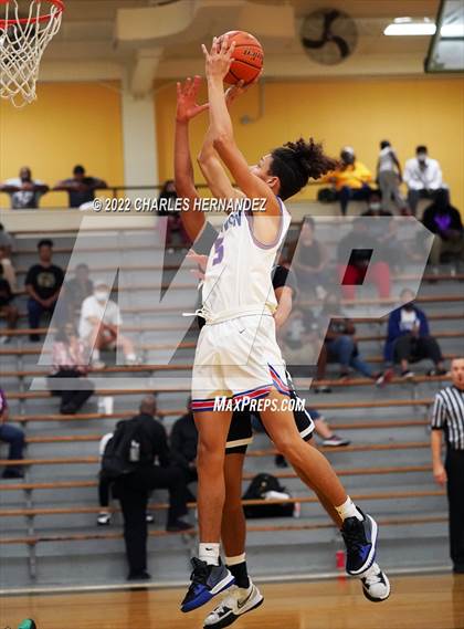 Thumbnail 1 in Dickinson vs. Strake Jesuit (Conroe Christmas Classic) photogallery.