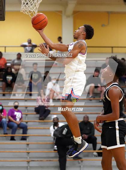 Thumbnail 2 in Dickinson vs. Strake Jesuit (Conroe Christmas Classic) photogallery.