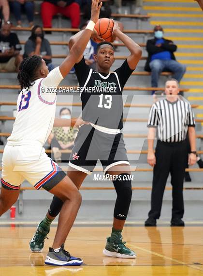 Thumbnail 2 in Dickinson vs. Strake Jesuit (Conroe Christmas Classic) photogallery.