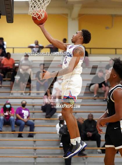 Thumbnail 3 in Dickinson vs. Strake Jesuit (Conroe Christmas Classic) photogallery.