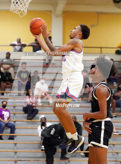Thumbnail 1 in Dickinson vs. Strake Jesuit (Conroe Christmas Classic) photogallery.