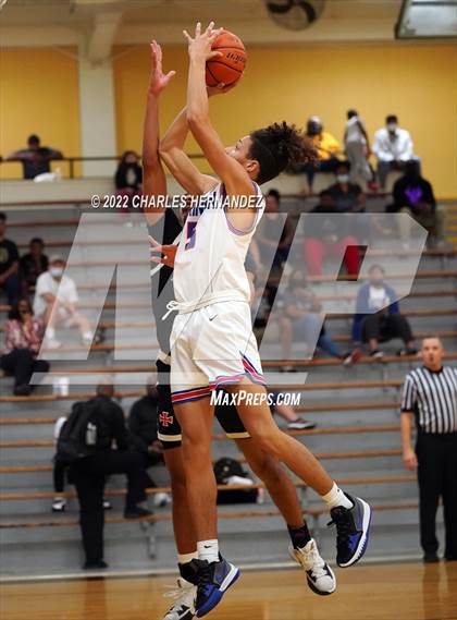 Thumbnail 3 in Dickinson vs. Strake Jesuit (Conroe Christmas Classic) photogallery.