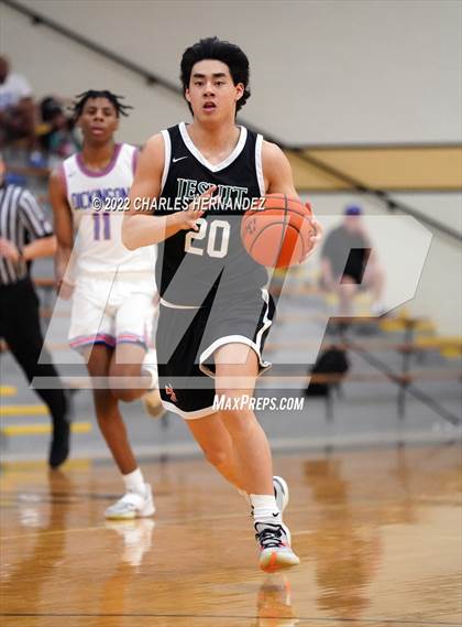 Thumbnail 3 in Dickinson vs. Strake Jesuit (Conroe Christmas Classic) photogallery.