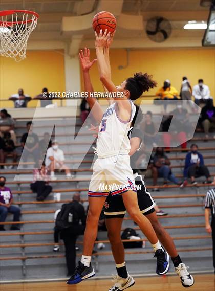 Thumbnail 2 in Dickinson vs. Strake Jesuit (Conroe Christmas Classic) photogallery.