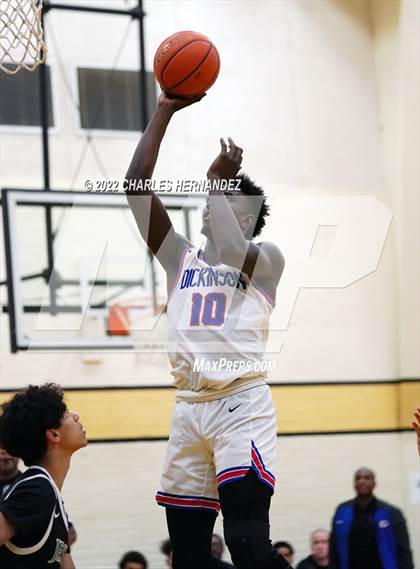 Thumbnail 2 in Dickinson vs. Strake Jesuit (Conroe Christmas Classic) photogallery.