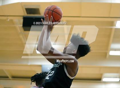 Thumbnail 3 in Dickinson vs. Strake Jesuit (Conroe Christmas Classic) photogallery.