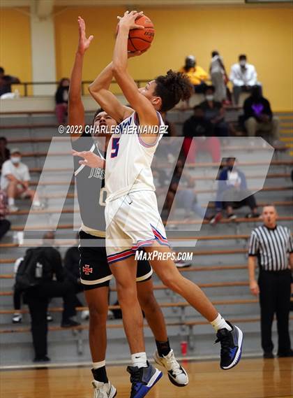 Thumbnail 2 in Dickinson vs. Strake Jesuit (Conroe Christmas Classic) photogallery.