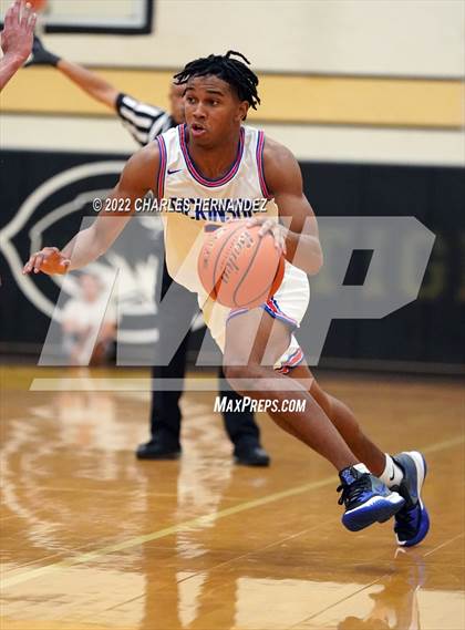 Thumbnail 1 in Dickinson vs. Strake Jesuit (Conroe Christmas Classic) photogallery.