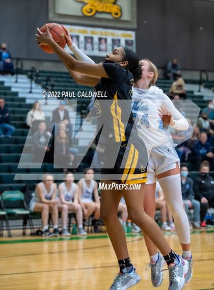 Thumbnail 1 in Lincoln vs Gig Harbor (WIAA 3A District Consolation Final) photogallery.