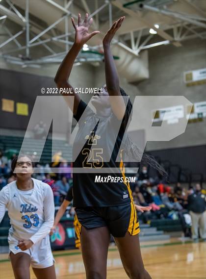 Thumbnail 1 in Lincoln vs Gig Harbor (WIAA 3A District Consolation Final) photogallery.