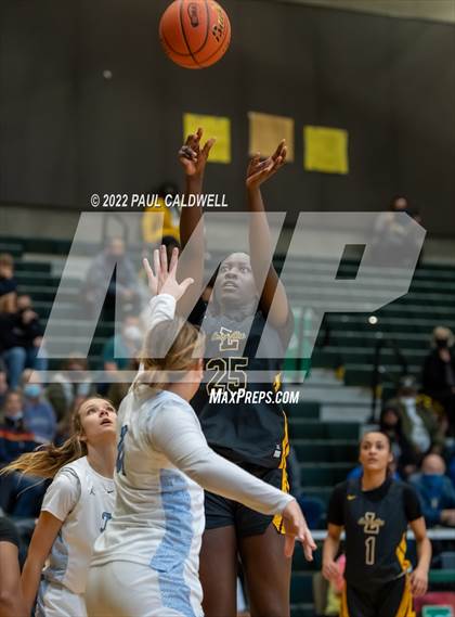 Thumbnail 1 in Lincoln vs Gig Harbor (WIAA 3A District Consolation Final) photogallery.