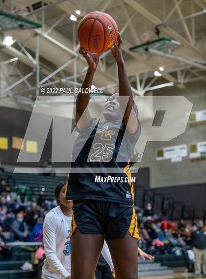 Thumbnail 3 in Lincoln vs Gig Harbor (WIAA 3A District Consolation Final) photogallery.