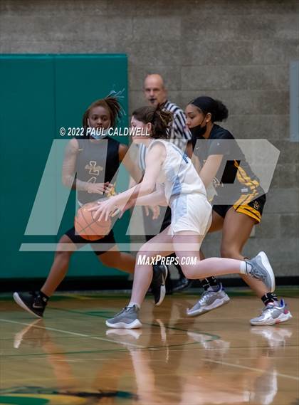 Thumbnail 2 in Lincoln vs Gig Harbor (WIAA 3A District Consolation Final) photogallery.