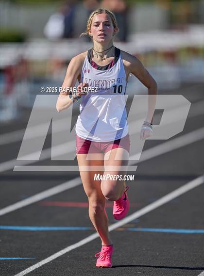 Thumbnail 1 in Dog Pound Invitational (800M) photogallery.